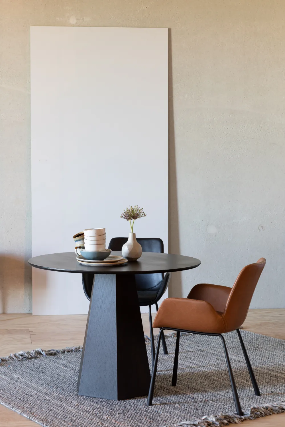 Round Black Dining Table | Zuiver Pilar